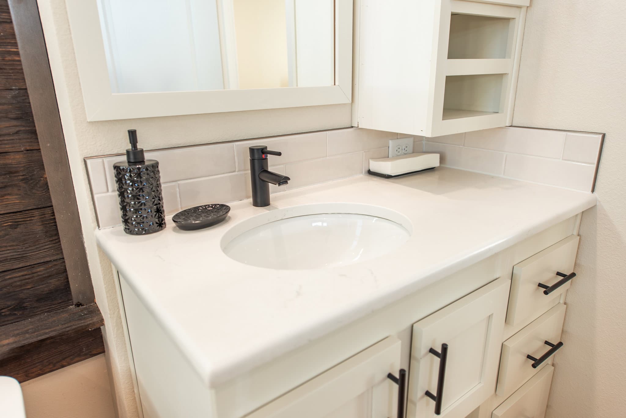 The homestead  bathroom home features