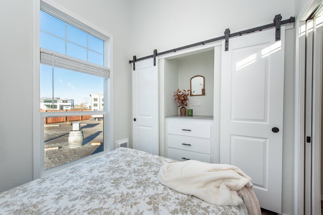 The alpine bedroom home features