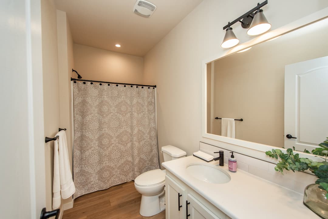 The homestead  bathroom home features