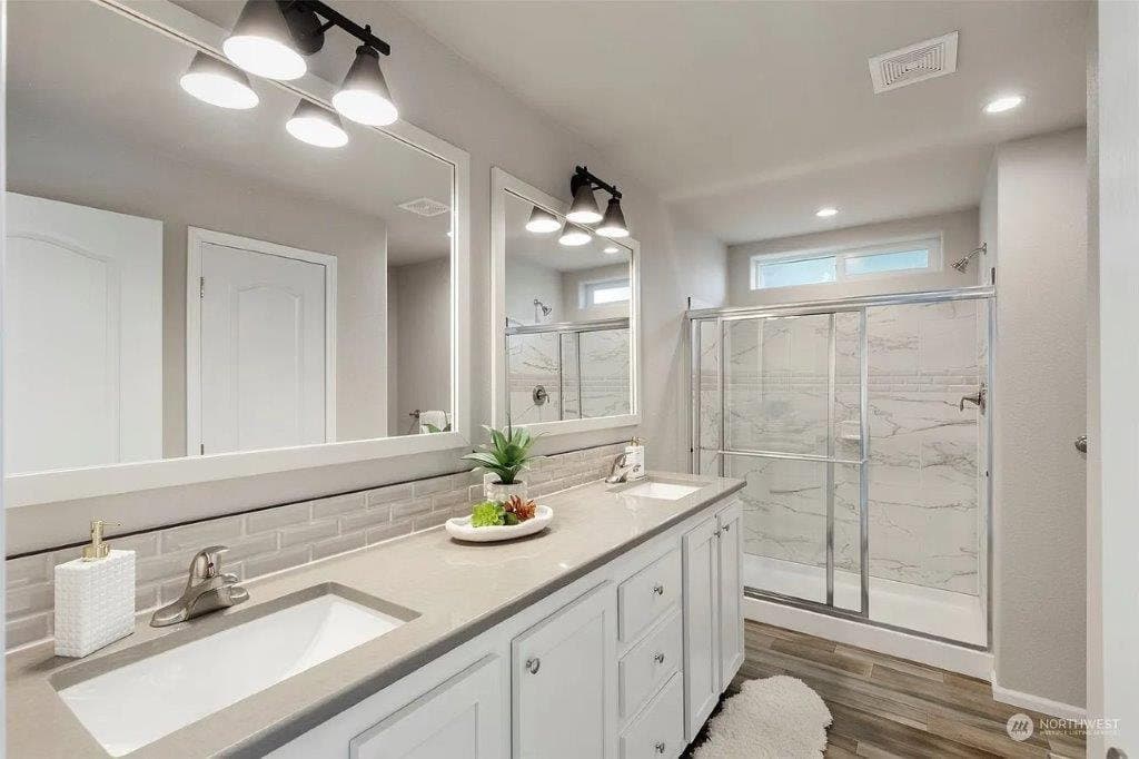 400 bathroom home features