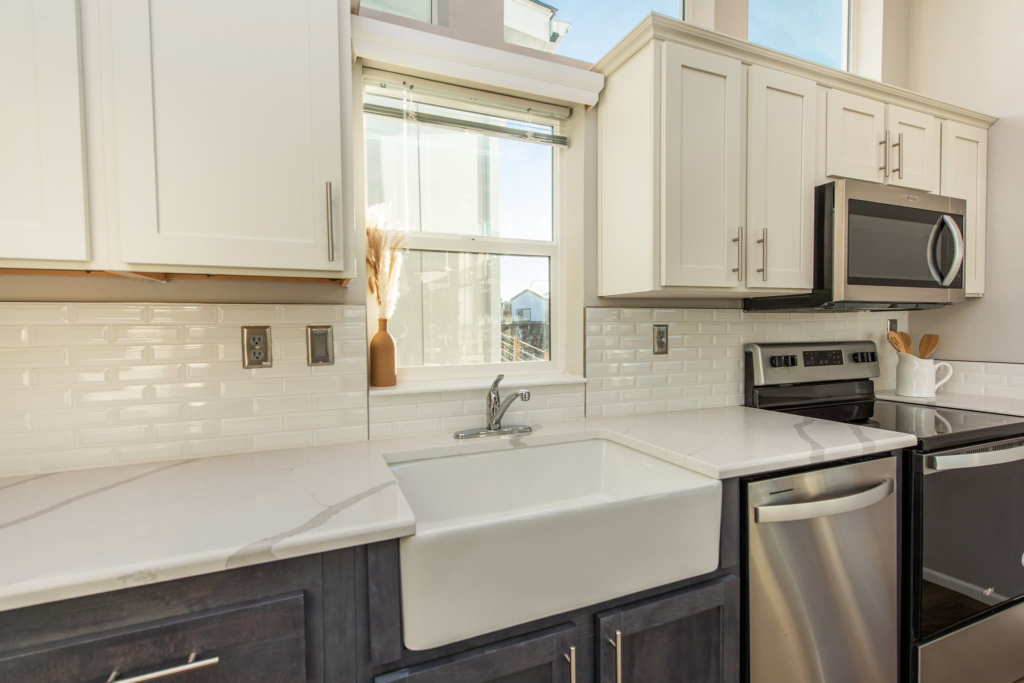 The pacific 972 kitchen home features